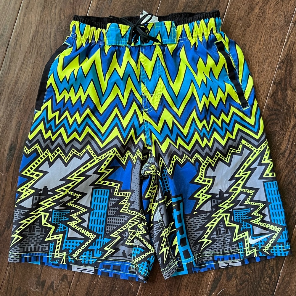 Nike boys swim trunk EUC 💙💚